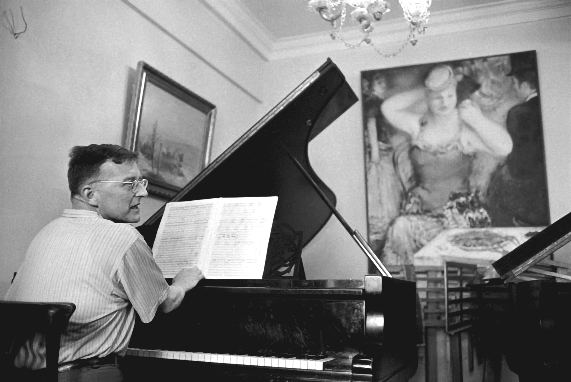 Дмитрий Шостакович с пианино